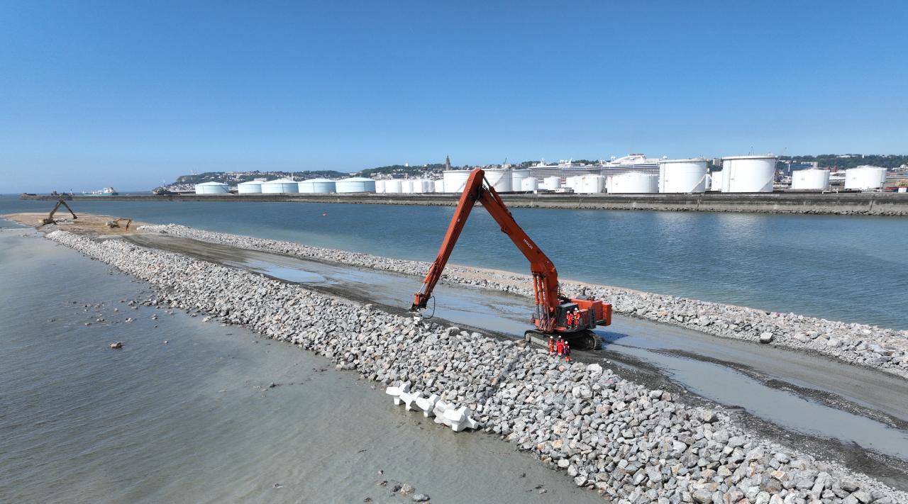In Le Havre, the installation of the first Accropode™ marks a new ...