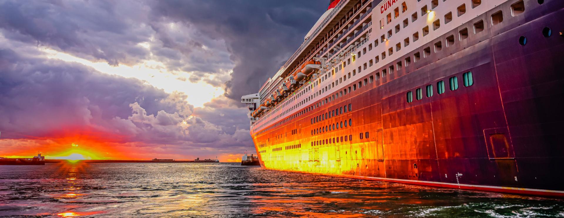 Le croisière Queen Mary à quai au port du Havre.