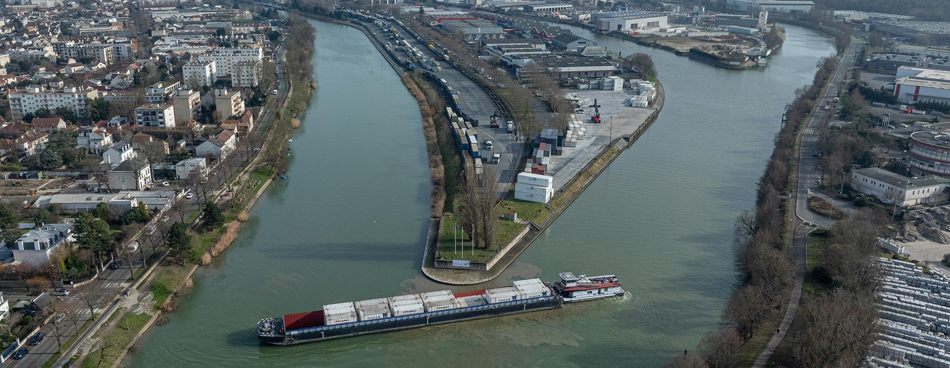 Barge de conteneurs au port de Bonneuil-sur-Marne