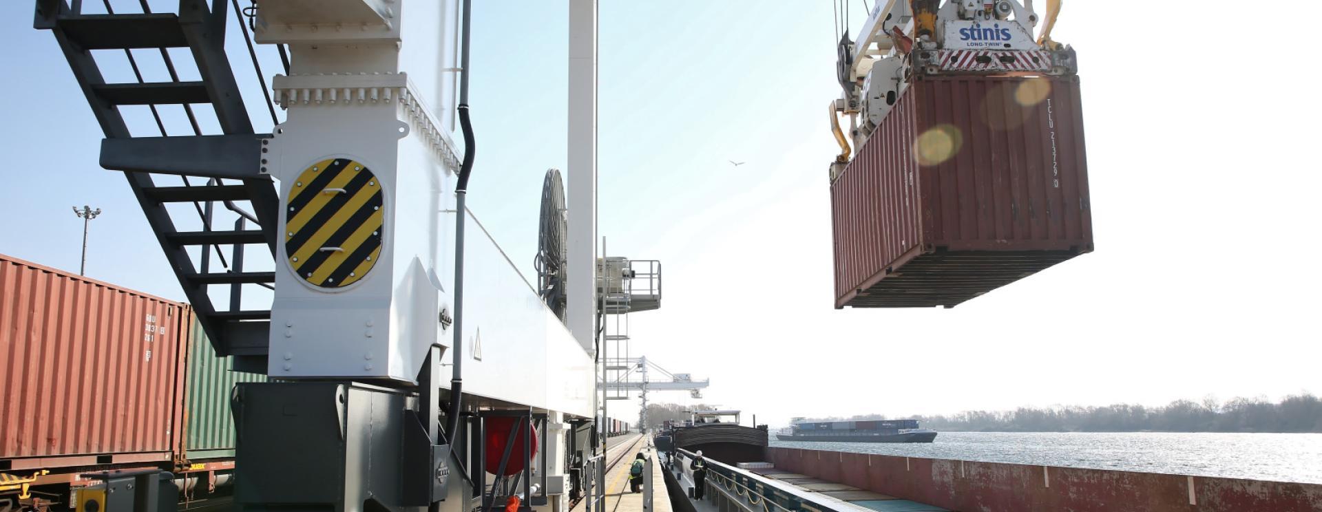chargement de l'automoteur Cyclone au terminal multimodal du Havre dans le cadre de la navette entre les ports du Havre et Bonneuil-sur-Marne mise en place par Bolloré Logistics.