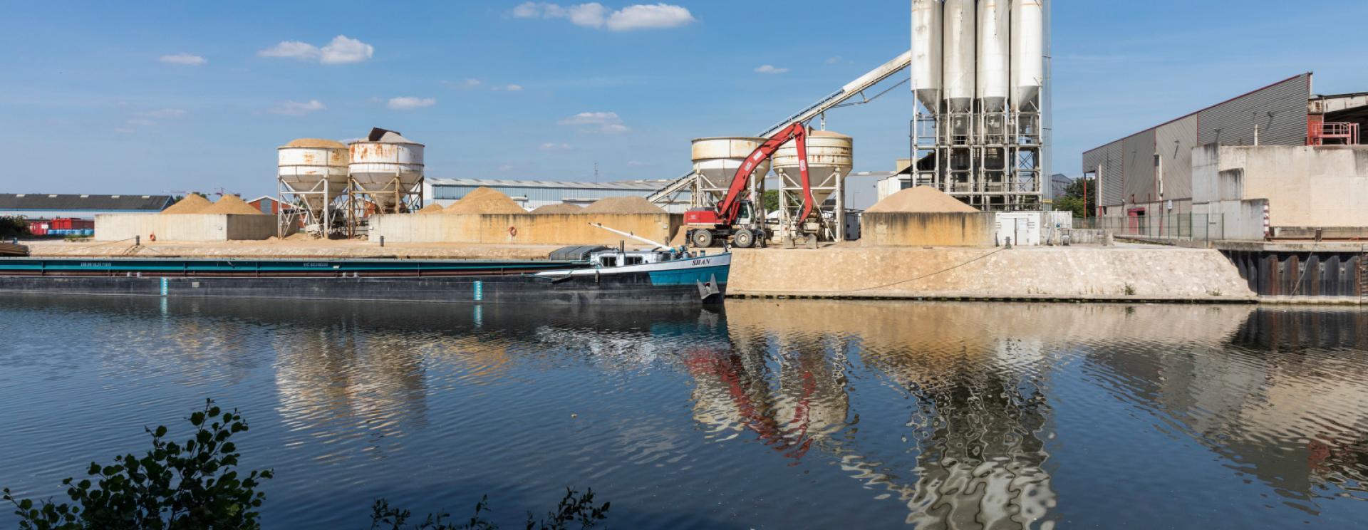 Barge BTP amarrée en darse sud au port de Bonneuil-sur-Marne
