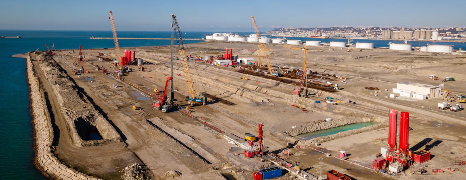 vue aérienne sur le chantier p11 p12 au Havre - port 2000