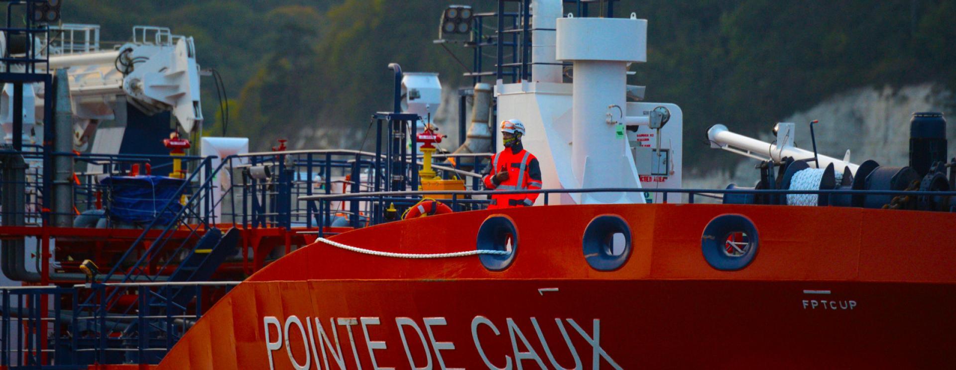Escale inaugurale du Pointe de Caux, nouveau pétrolier de l'armement havrais Sogestran Shipping le long du canal de Tancarville