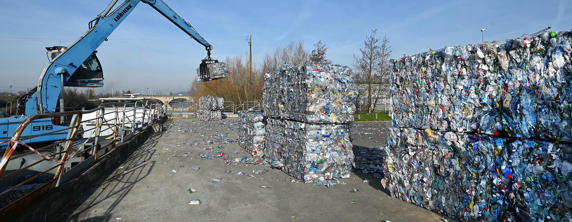 Déchargement de balles de déchets plastique à Limay
