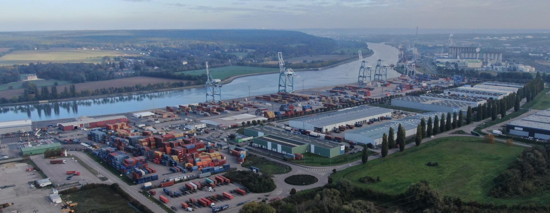 vue aérienne de la plateforme logistique de Grand_Couronne à Rouen.