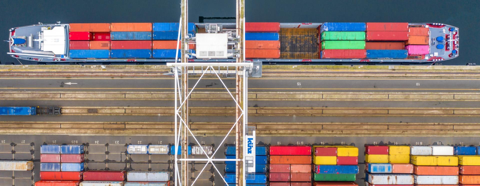 Chargement d'une barge à conteneurs sur le terminal Multimodal du Havre exploité par LHTE