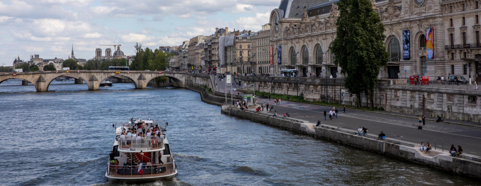 vue depuis la Seine de l'escale fluviale du port de Solférino à Paris