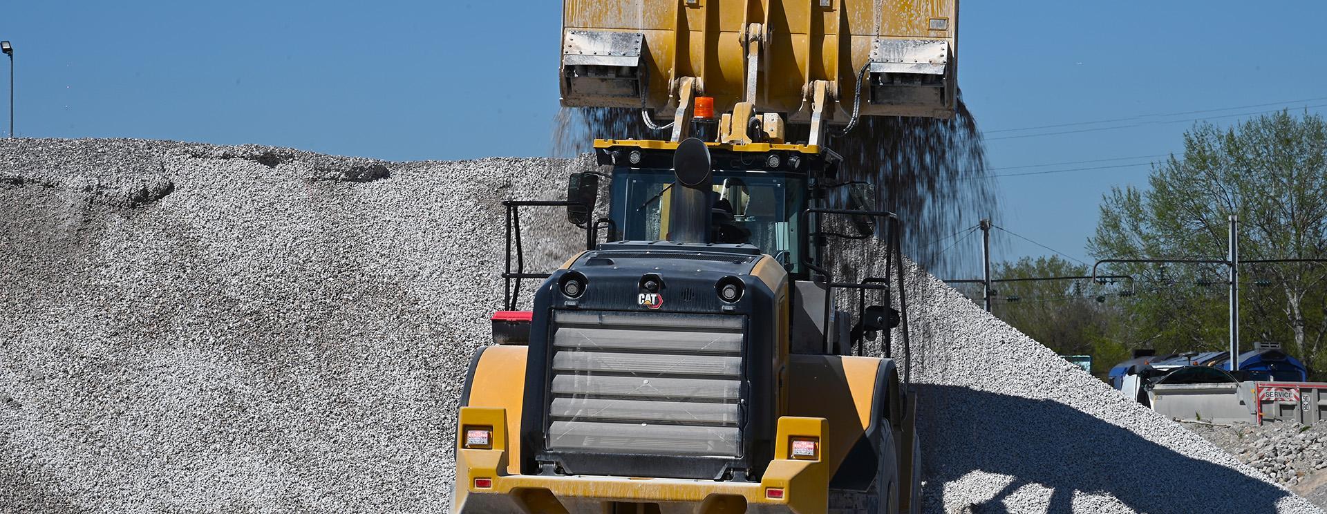 Etalement avant chargement de cailloux par tractopelle au Carrières du Boulonnais