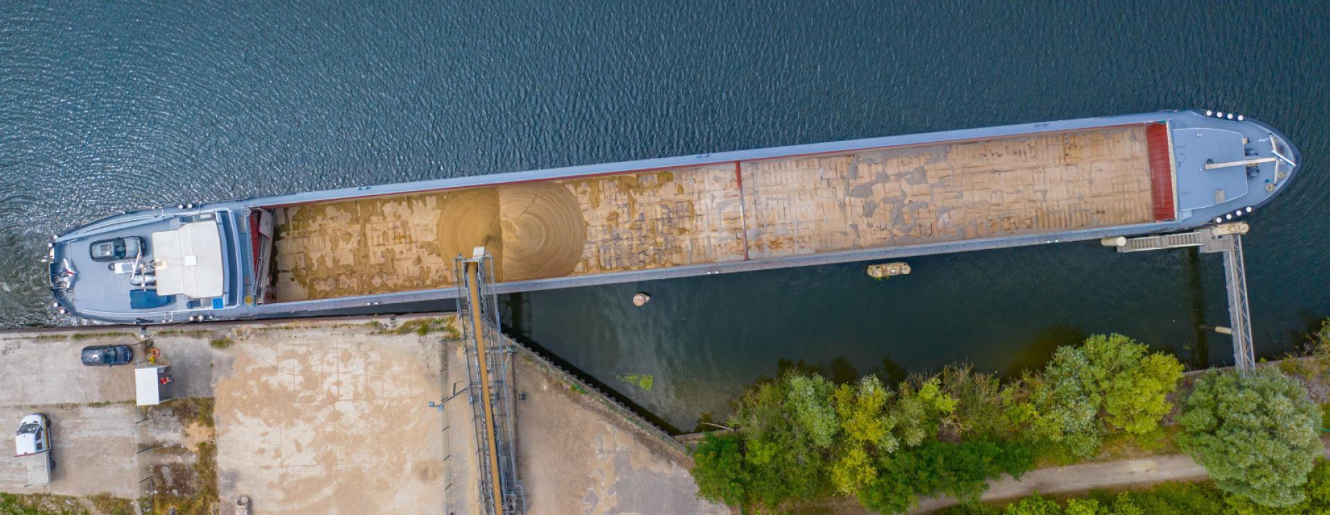 barge fluviale en plein chargement BTP sur le port d'Achères