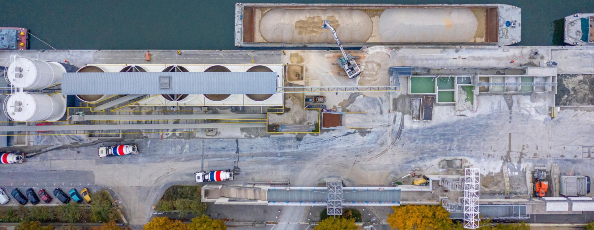 site de CEMEX sur le port d'Ivry-sur-Seine. Scène de transport fluvial. 