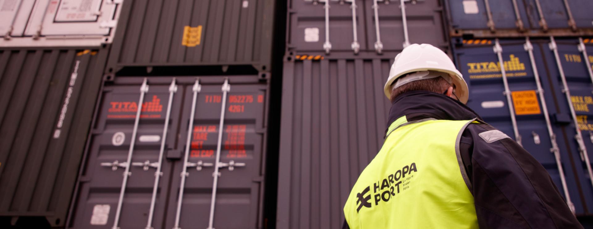 Conteneurs sur le port de Bonneuil-sur-Marne