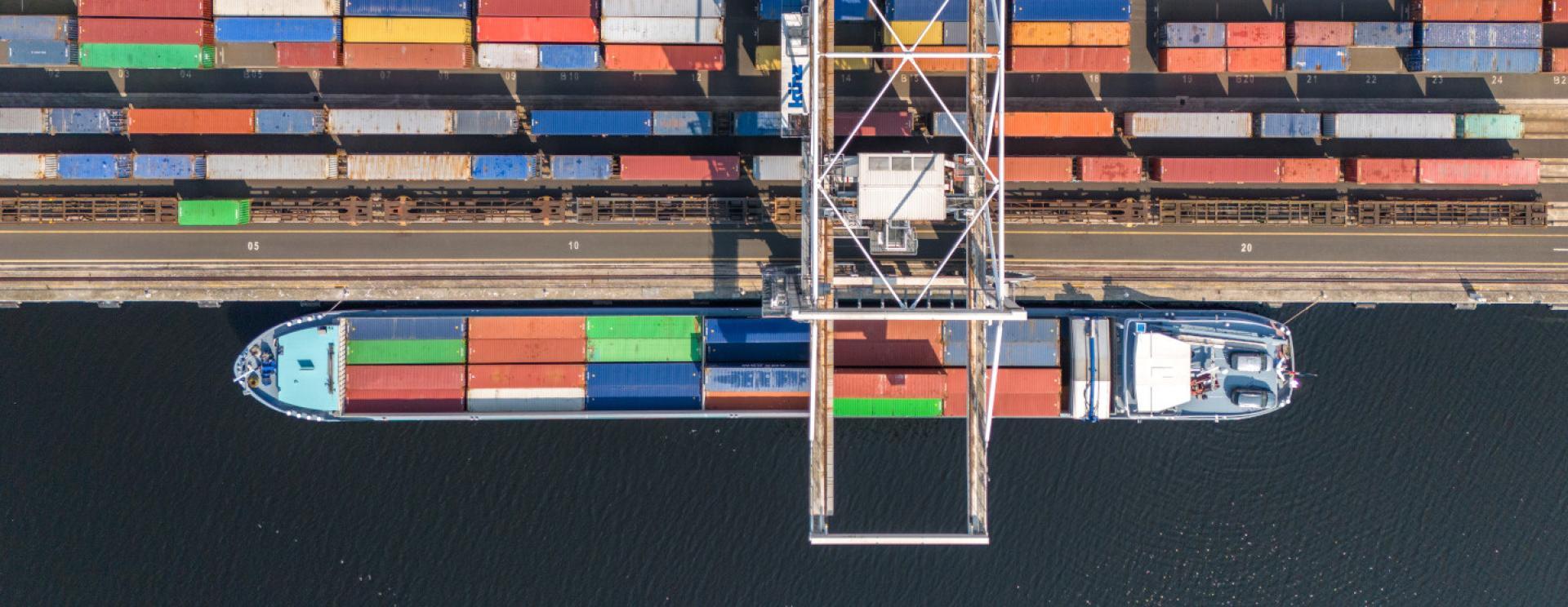 Chargement sur une barge à quai