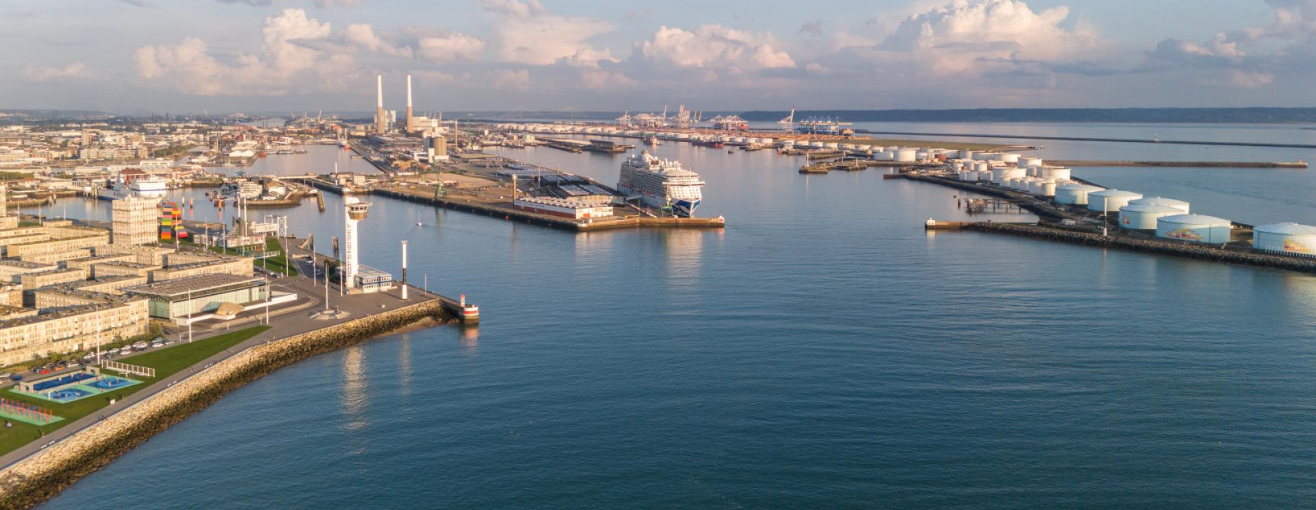 Entrée du port du Havre et vue sur la ville