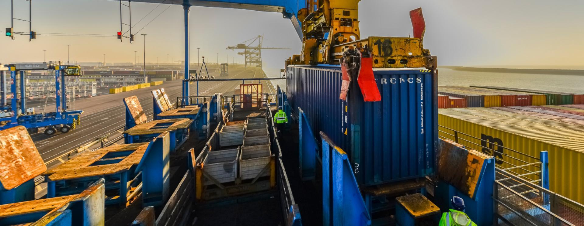 Vue des terminaux de Normandie à Port 2000