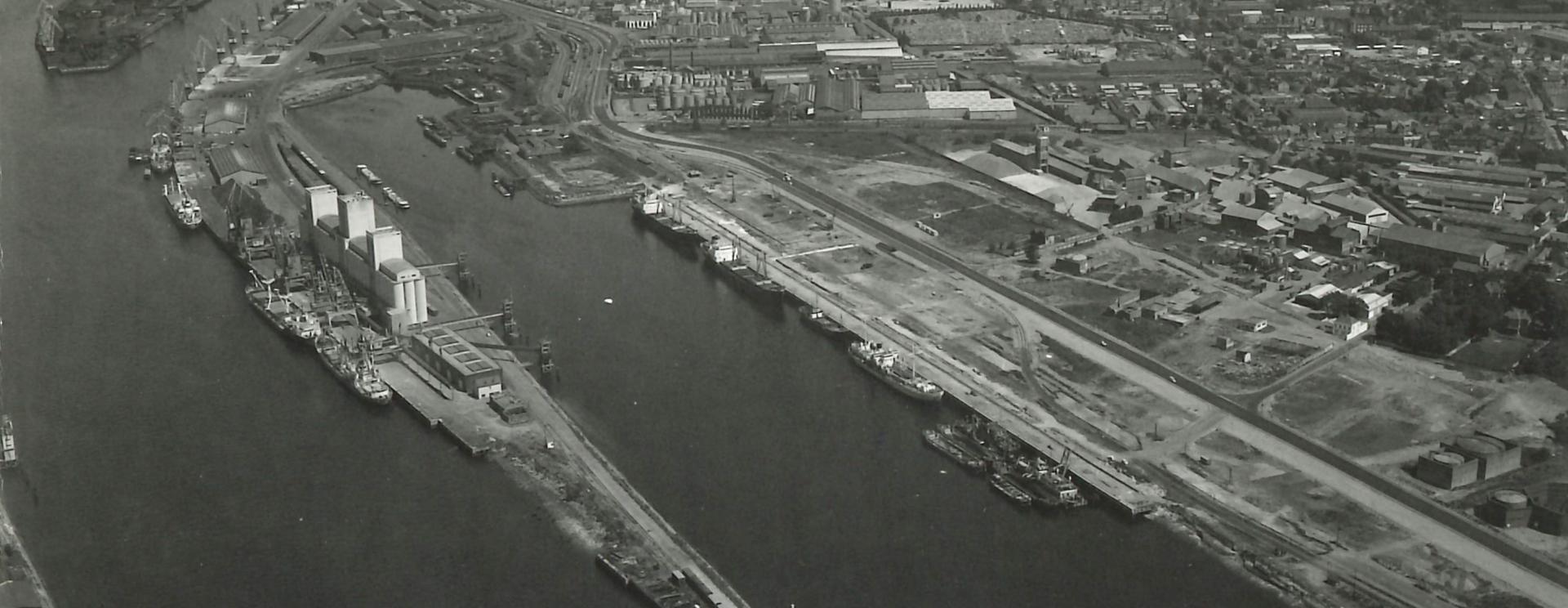 Terminal céréalier et bassin Rouen Quevilly en 1970