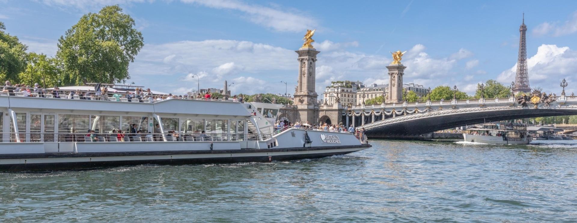 Ambiances sur les quais et la Seine. Pont Alexandre III, Tour Eiffel. Bateaux mouches.