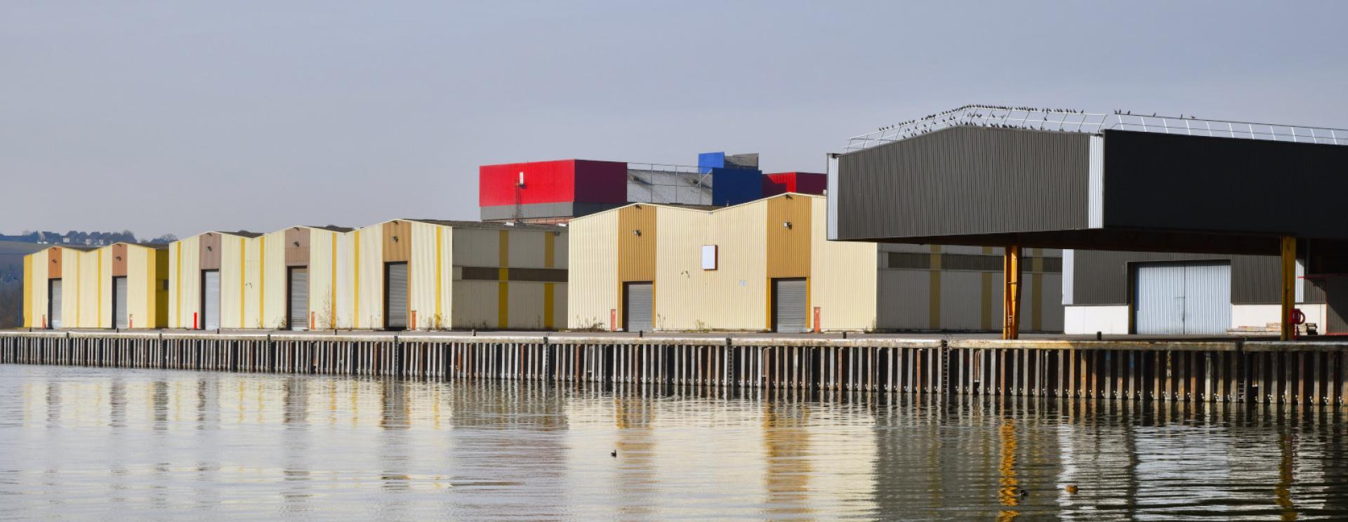 Vue des entrepots TMF. Limay