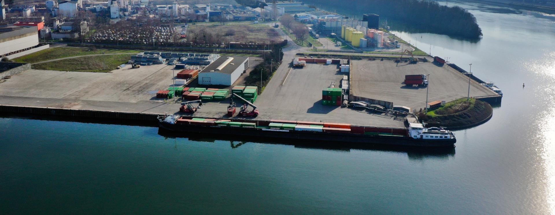 Vue aérienne du port de Limay avec le quai de chargement de conteneurs et les cheminées de la centrale électrique EDF 