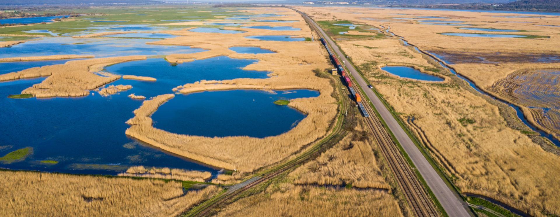 Vue aérienne sur l'estuaire de la Seine - train qui passe