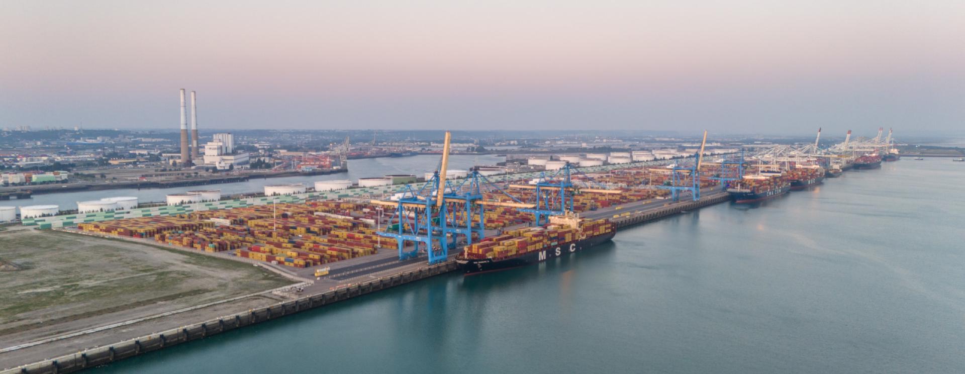 Port 2000 avce plusieurs porte-conteneurs à quai