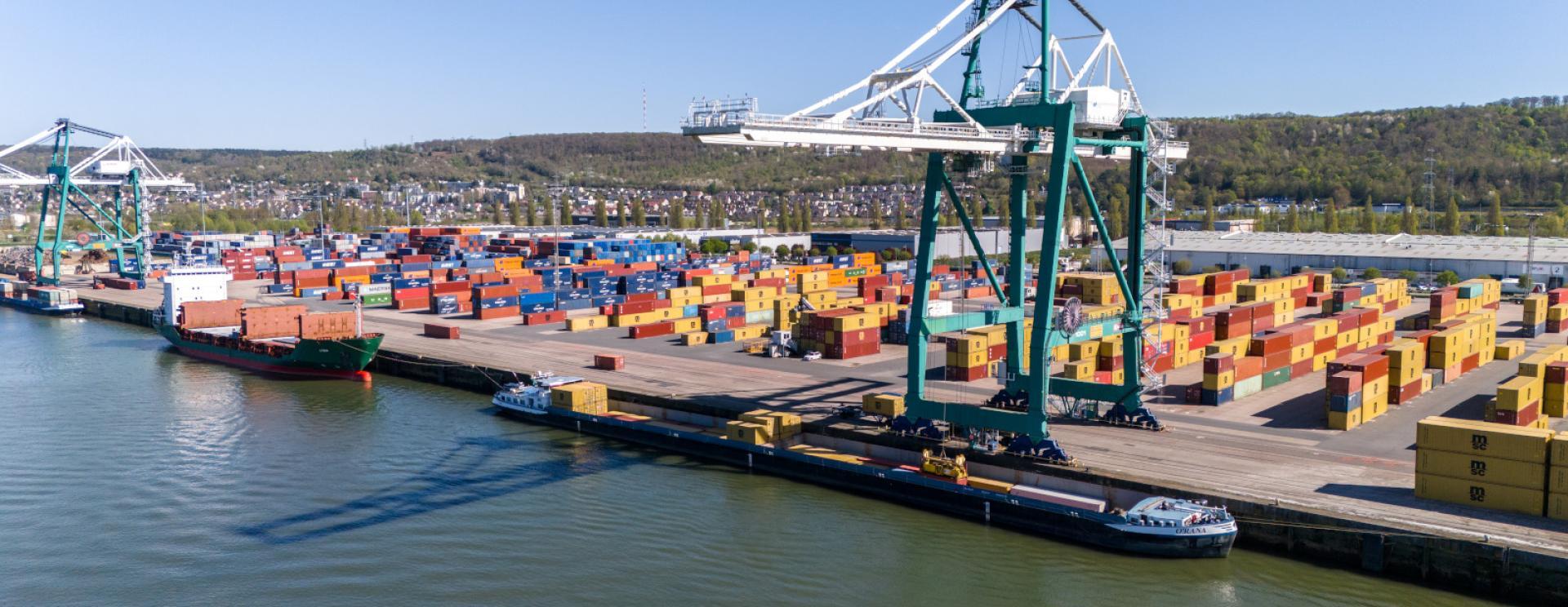 HAROPA PORT _ Vue sur le TCMD de Rouen avec des navires à quai 