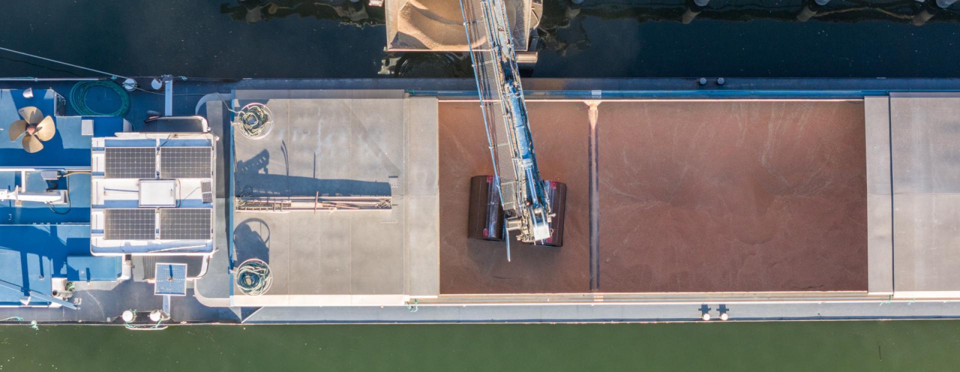 Chargement de céréales sur une barge à Rouen