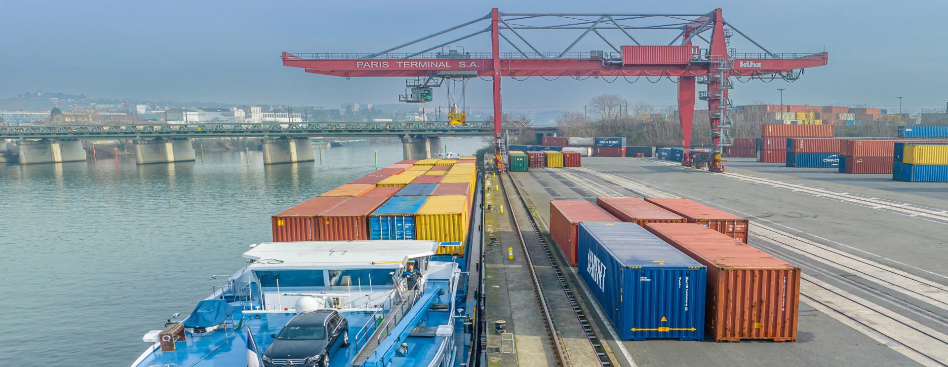 Barge fluviale en chargement de conteneurs sur le terminal multimodal de Gennevilliers