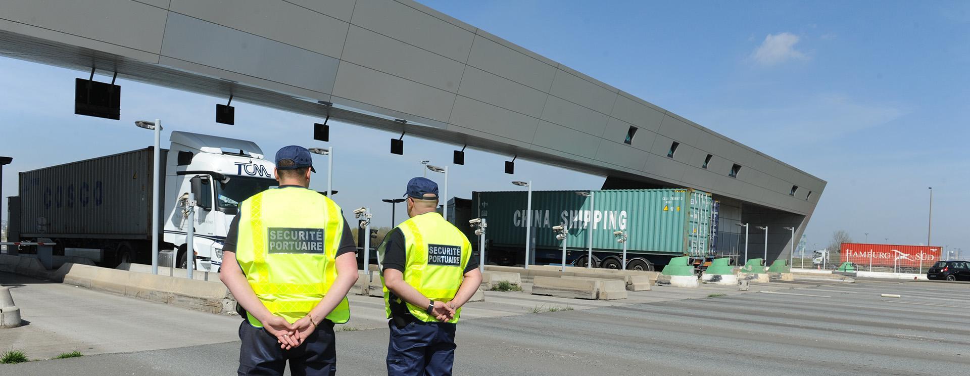 La sureté Portuaire en controle à la porte François 1er à Port 2000