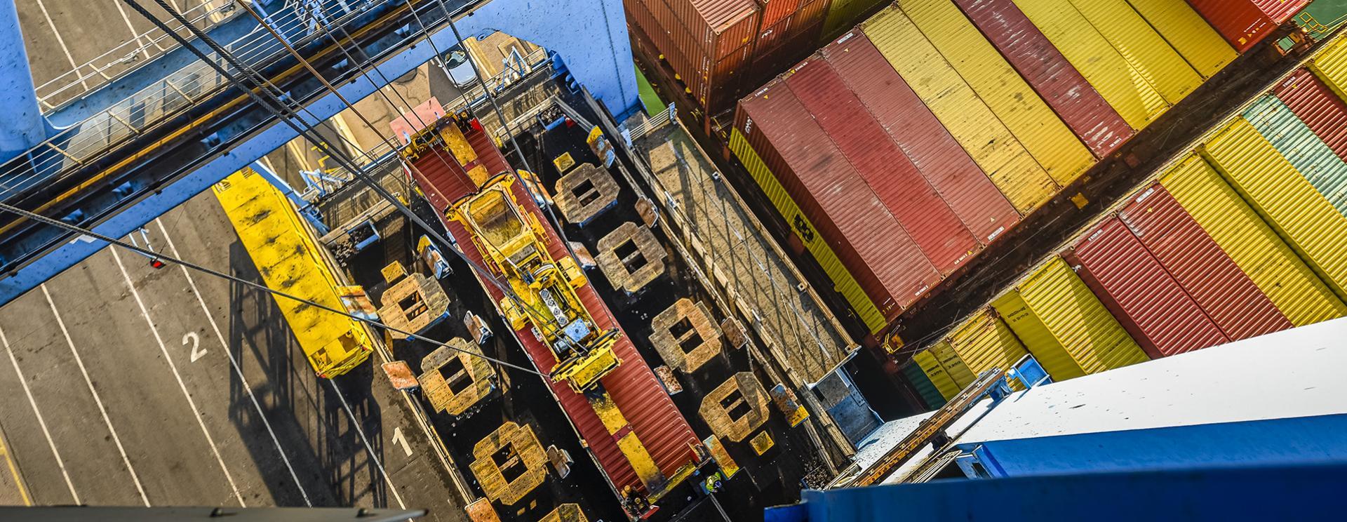 Manutention de conteneurs au terminal de Normandie au port du Havre