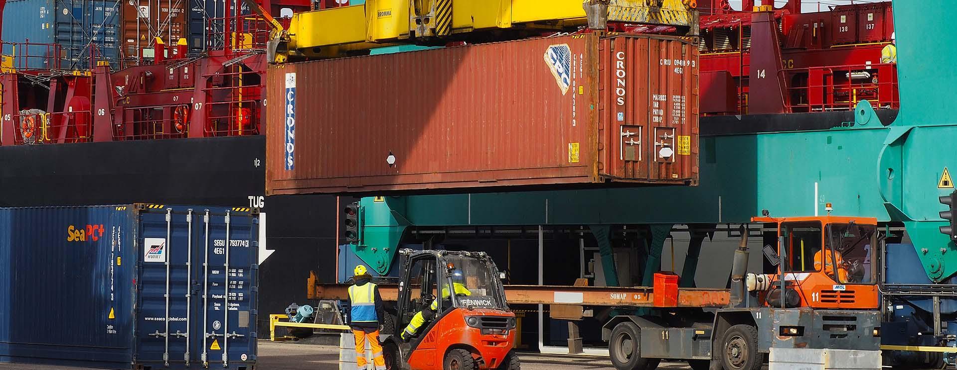 Manutention de conteneurs avec un portique au TCMD