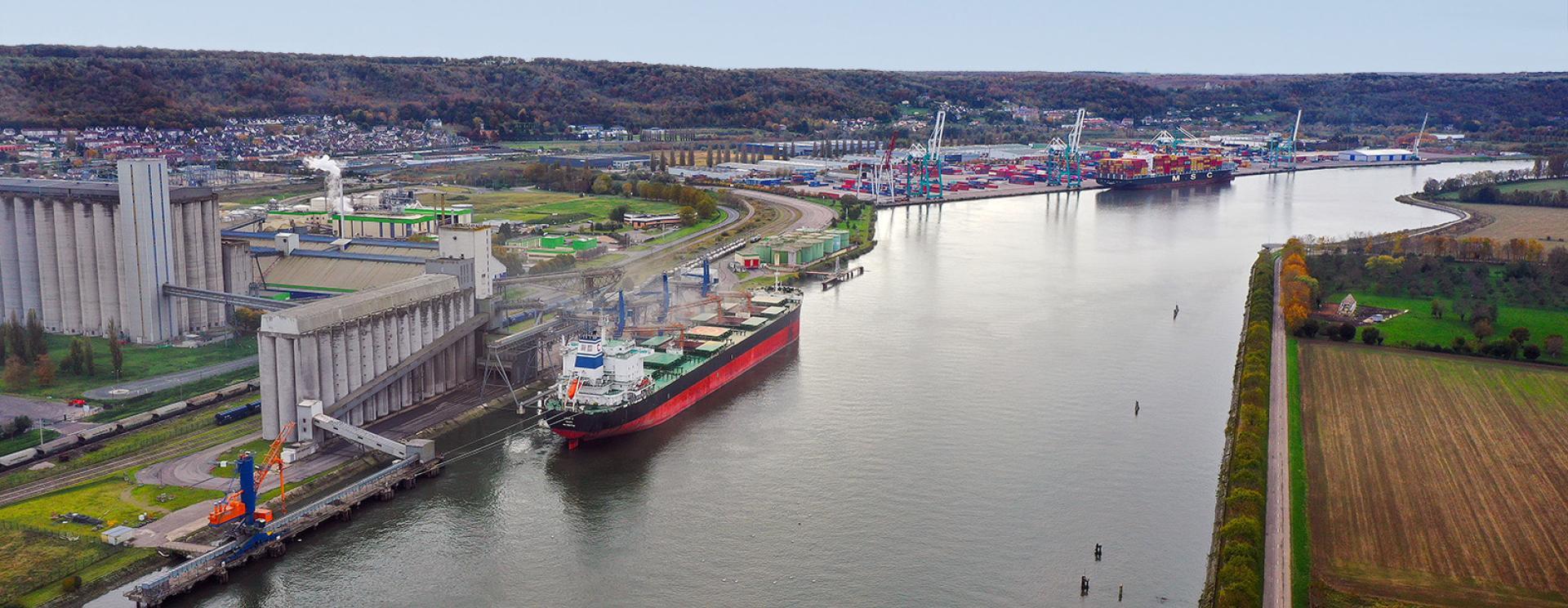 Navire en chargement au terminal agro-industries