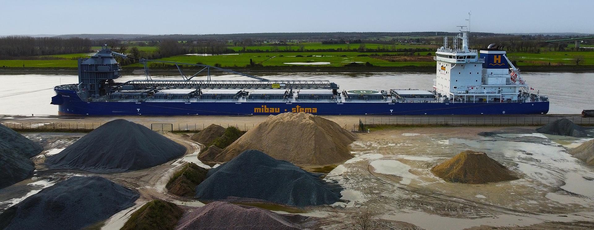 Navire à quai pour chargement de produit BTP