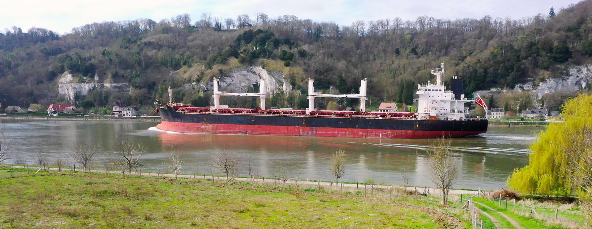 Navire en Seine dans le port de Rouen