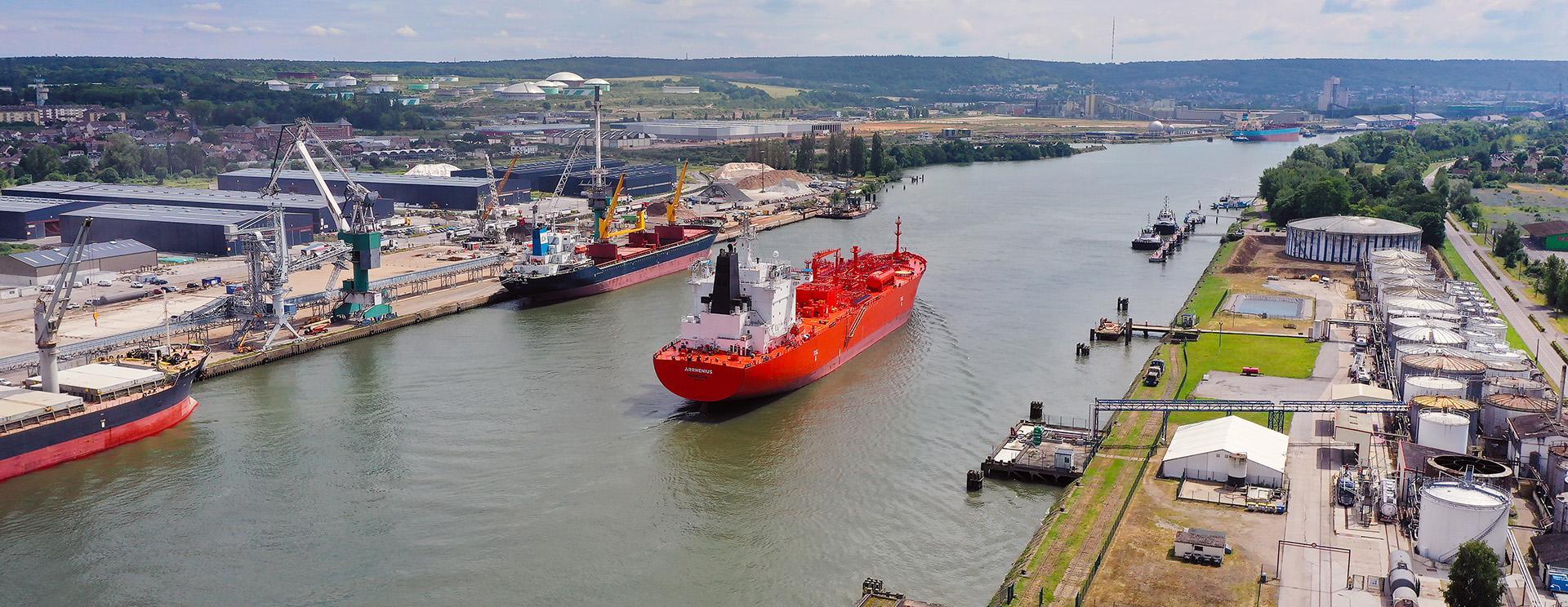 Navire remontant la seine au port de Rouen