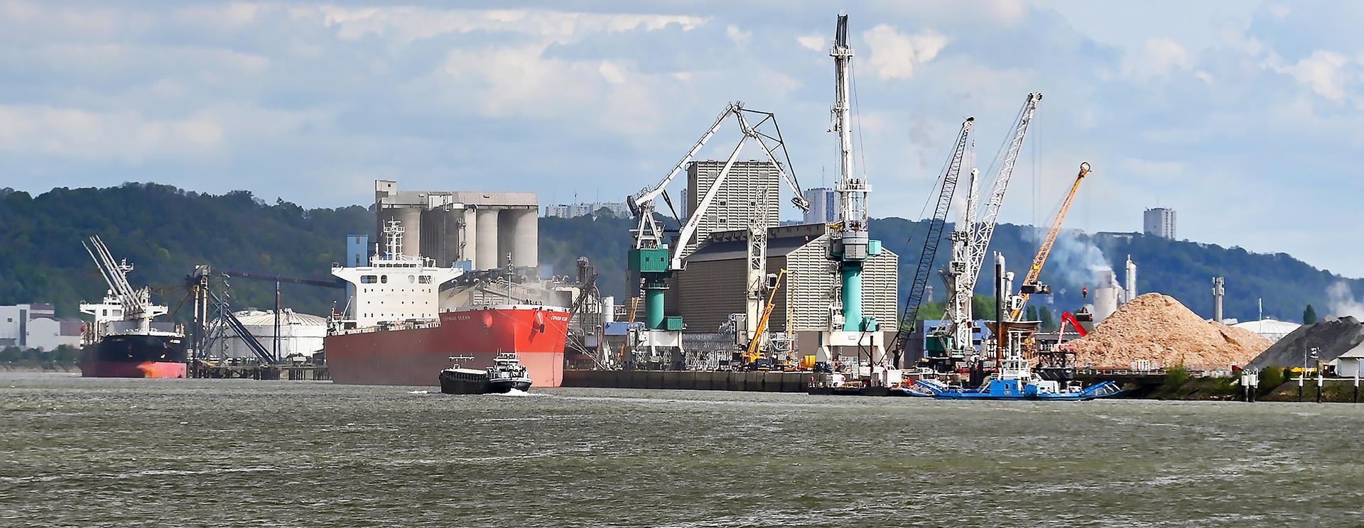 Navires en chargement au quai de Petit-Couronne chez Beuzelin