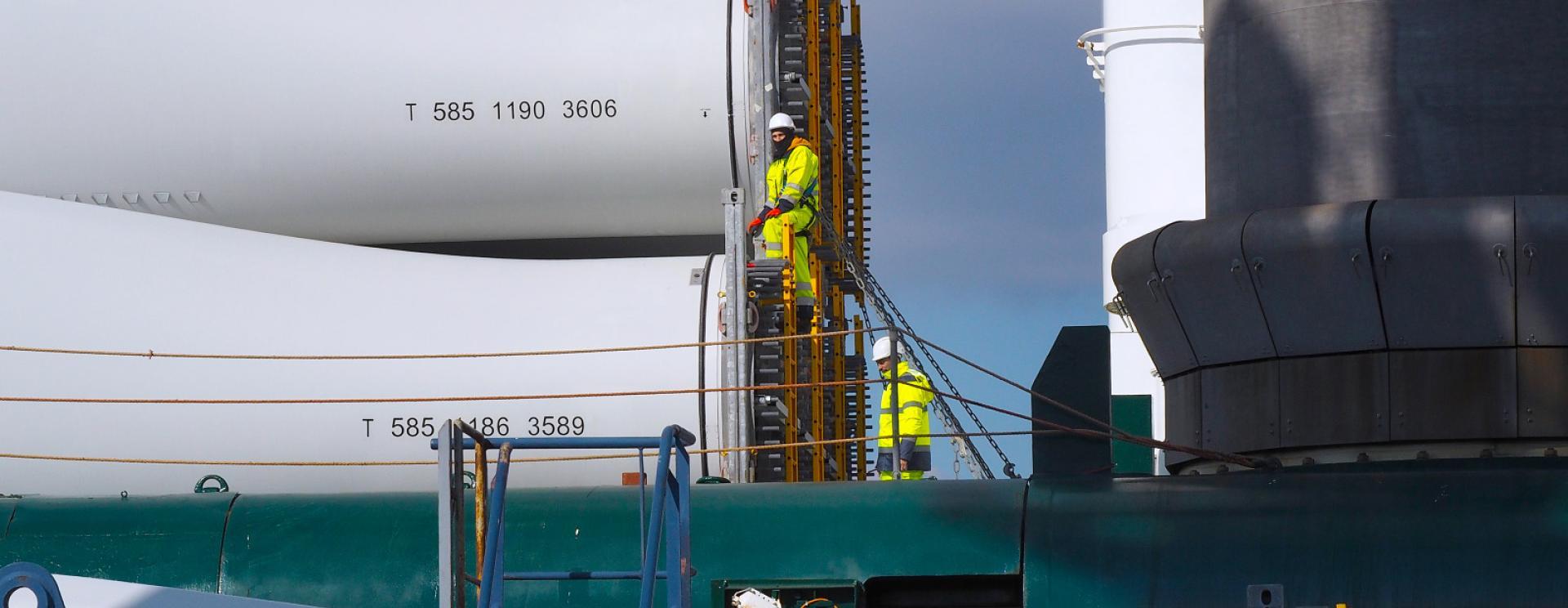 Navire E-Ship 1 amarrée au TCMD de Rouen pour décharger des pale d'éoliennes