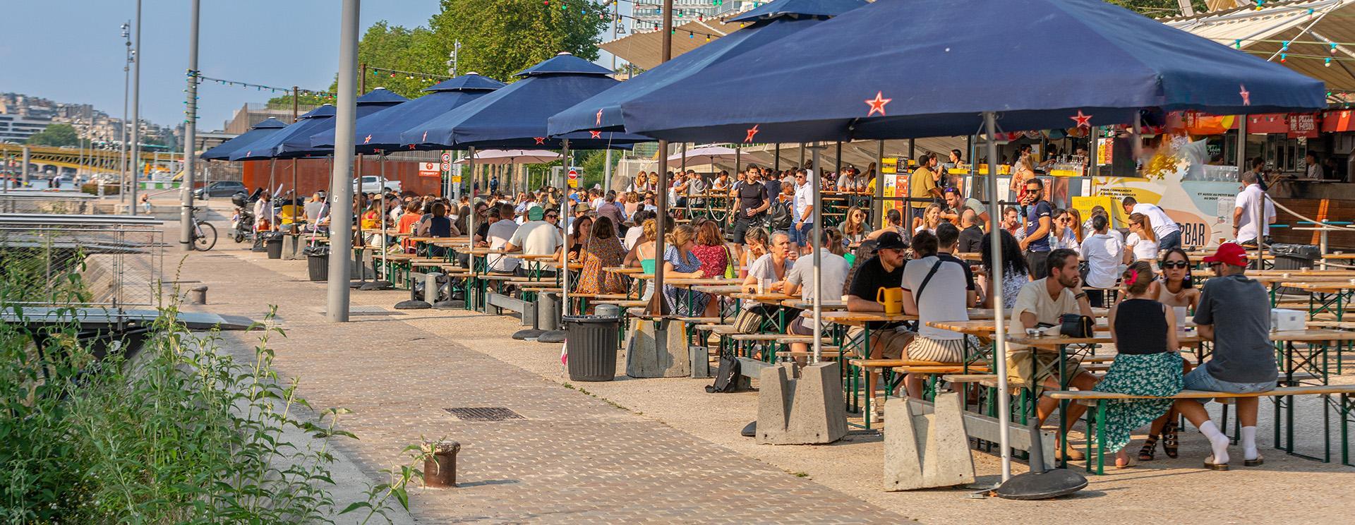 Public sur les quais de ports de Paris