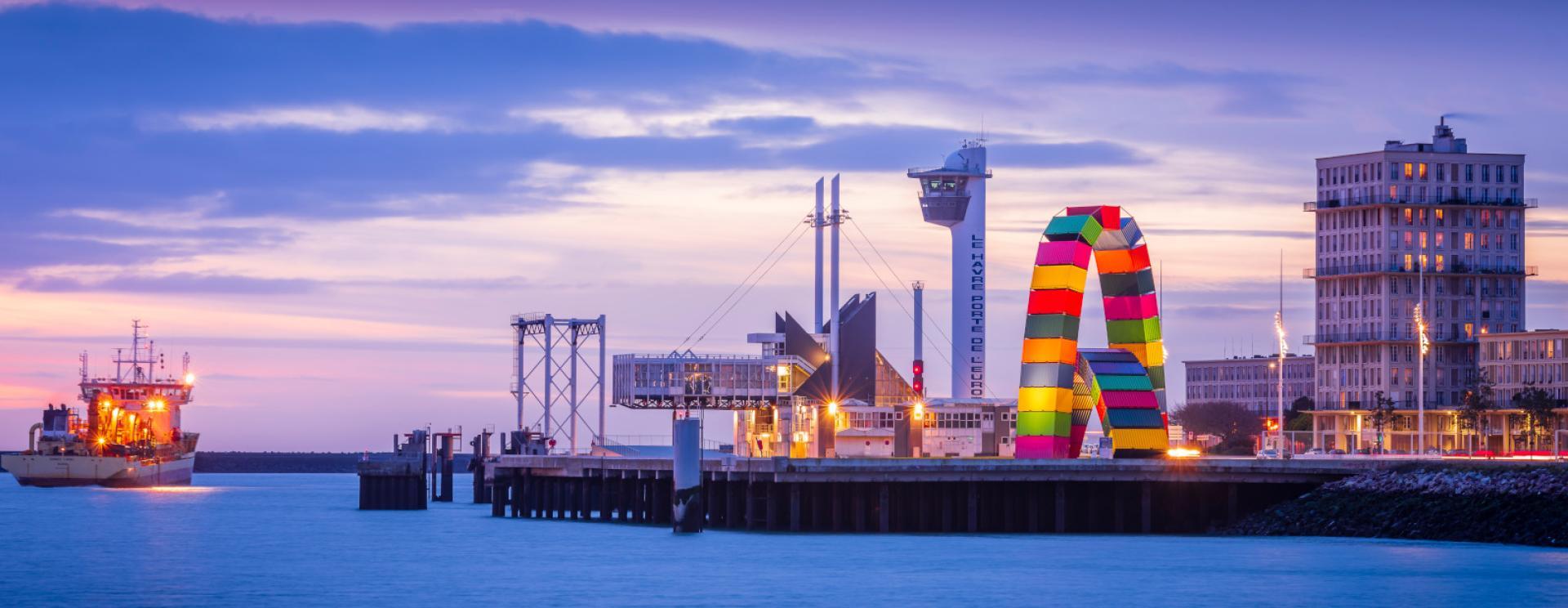 Vue sur l'entrée du port du Havre à l'interface avec la ville, le quai Southampton, la catène de conteneurs et la Capitainerie du port.