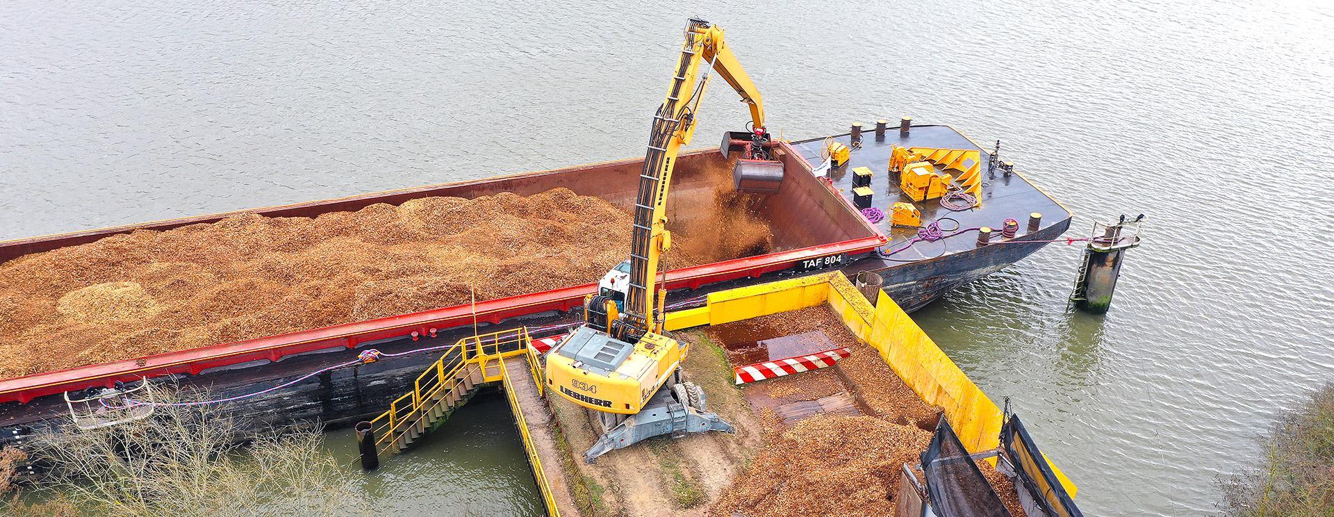Transport de plaquettes de bois par convoi fluvial