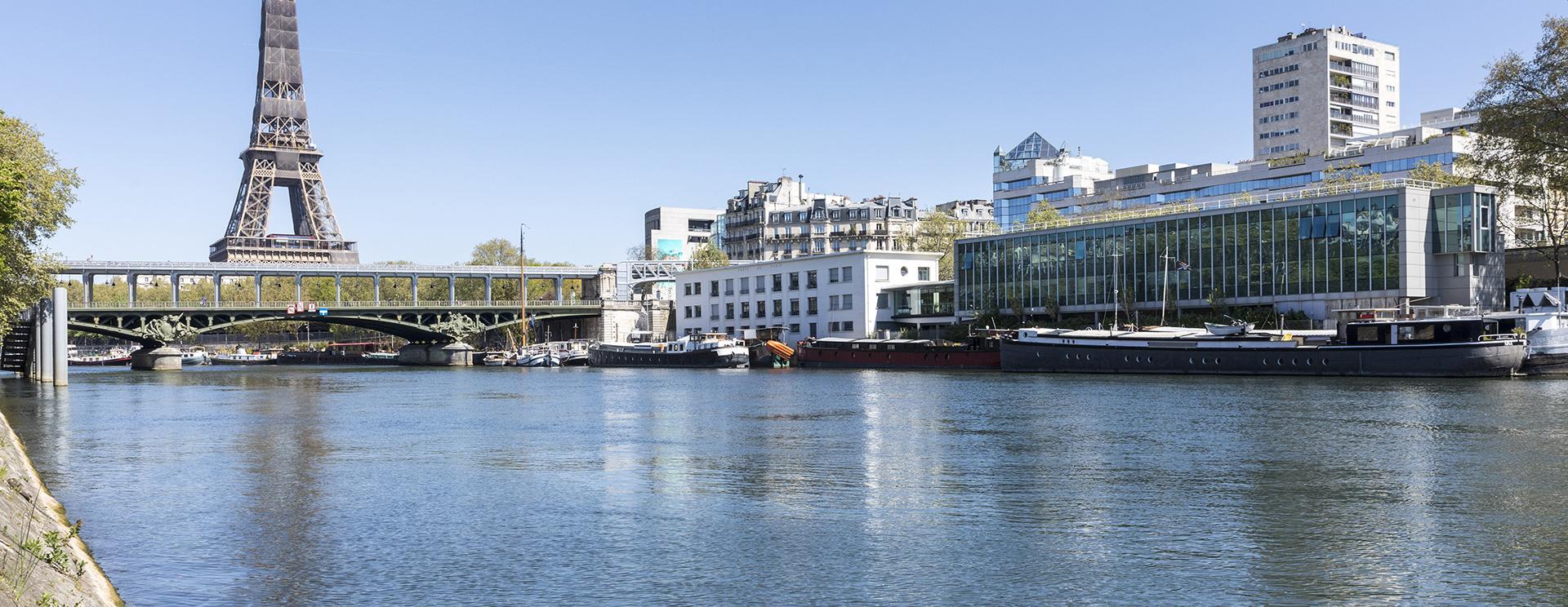 Vue de la seine de la tour Eiffel et du bâtiment de ports de Paris de grenelle HAROPA PORT