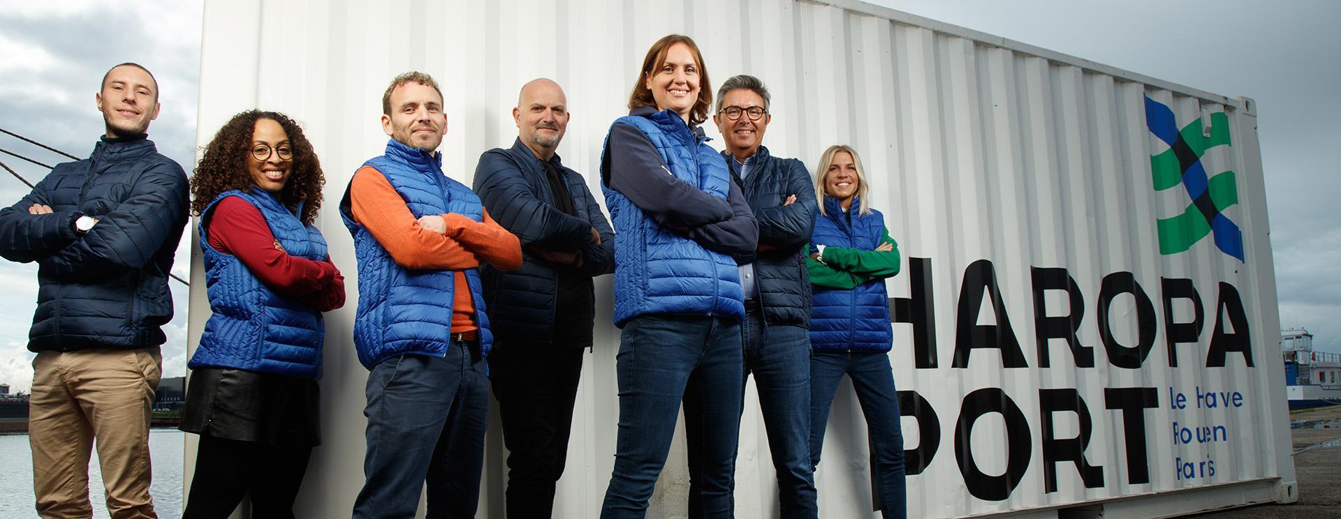 Vue du personnel du port du Havre devant un conteneurs