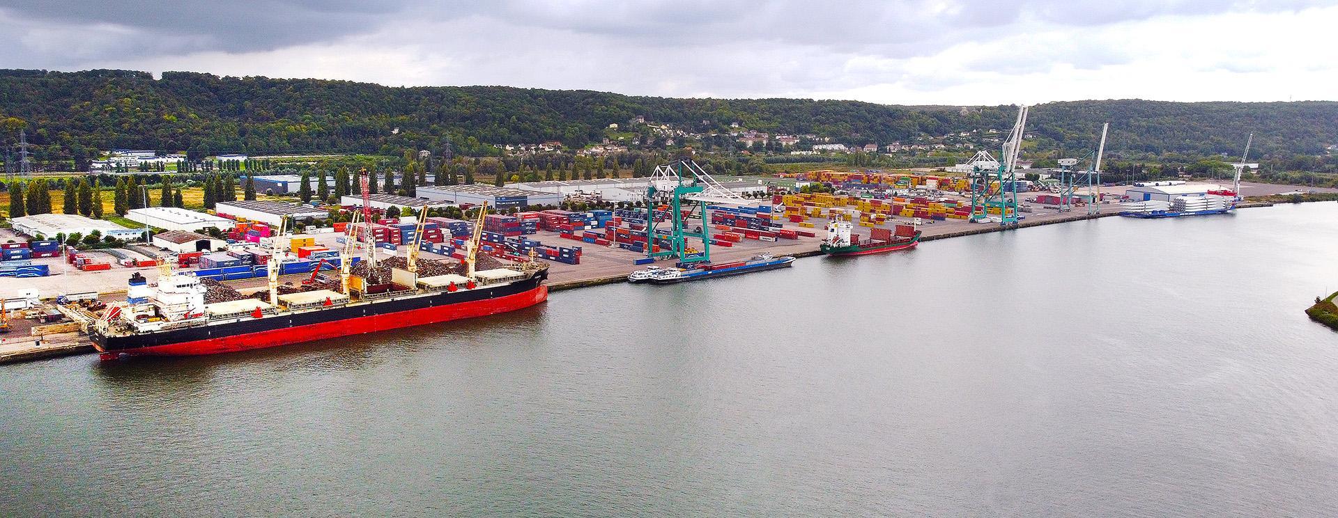 Vue sur le terminal TCMD du port de Rouen