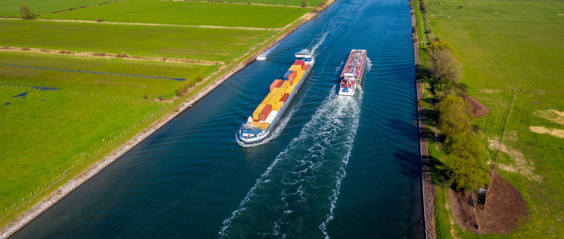 Croisement de barges fluviales dans le canal de Tancarville - Agrandir l'image, fenêtre modale