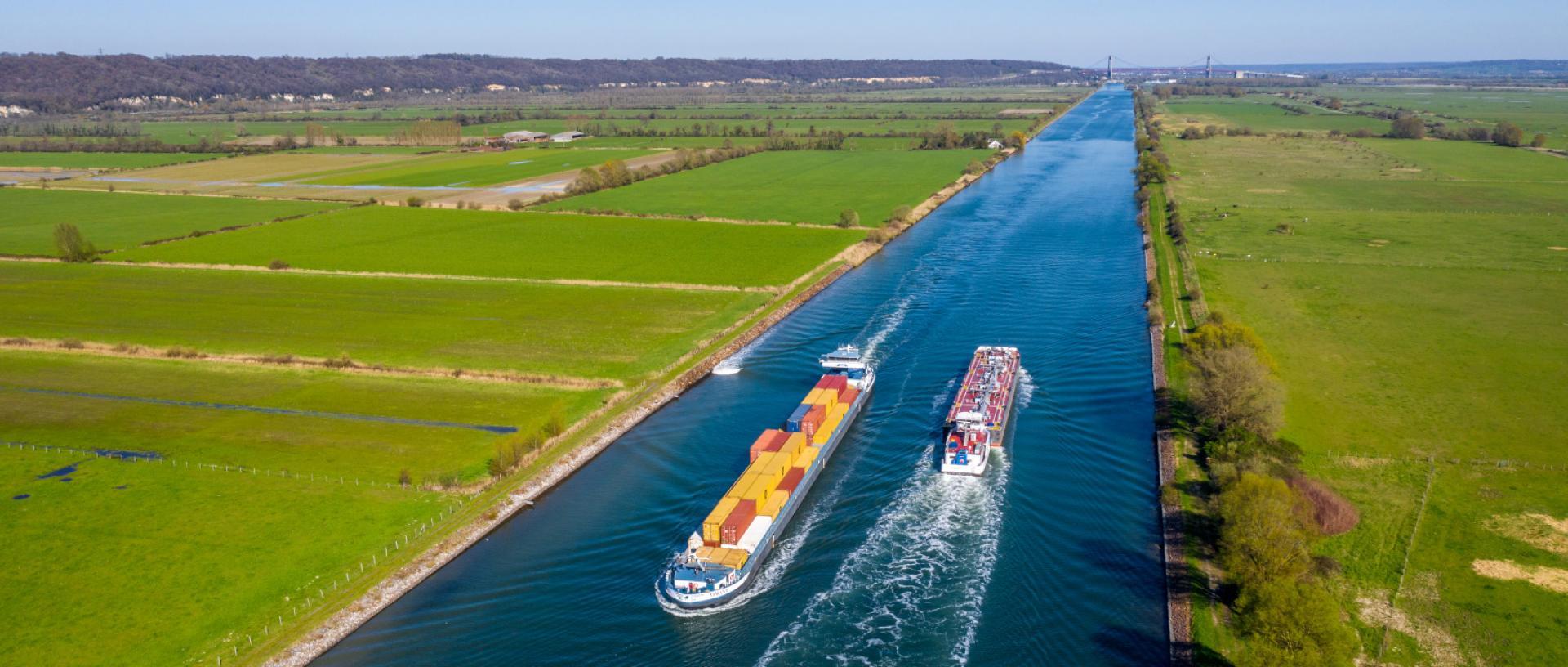 Croisement de barges fluviales dans le canal de Tancarville - Agrandir l'image, fenêtre modale