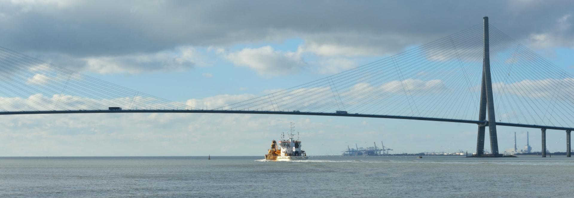 La drague Gambe d'Amfard en opération sous le pont de Normandie - Enlarge image, modal window