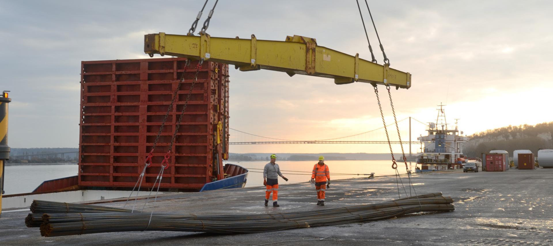 Déchargement de 2 750 tonnes de fer à béton provenant de l'usine MEGASA sur le terminal de Radicatel - Enlarge image, modal window