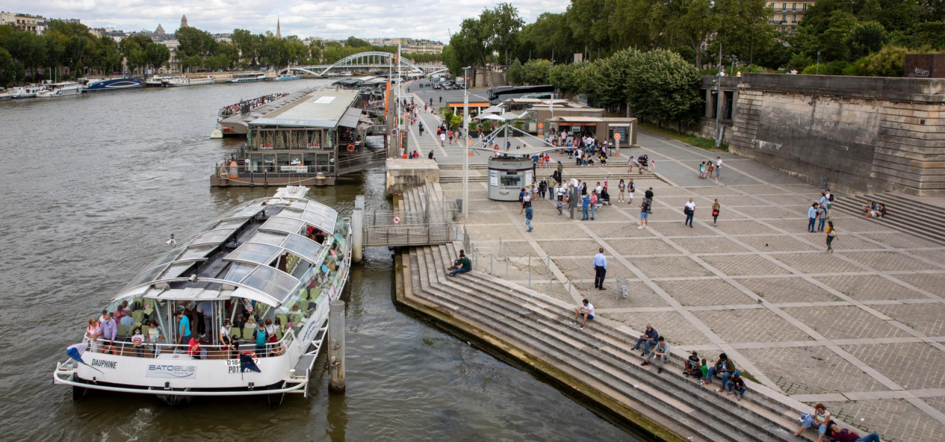 Escale de croisière fluviale à Paris quai de la Bourdonnais au pied de la tour Eiffel - Agrandir l'image, fenêtre modale