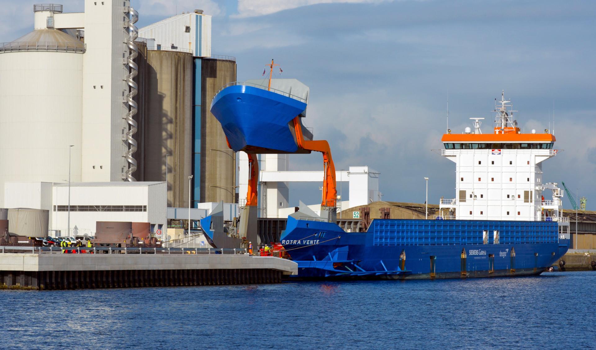 Le Rotra Vente en escale au nouveau poste à quai roulier quai Hermann du Pasquier - Agrandir l'image, fenêtre modale