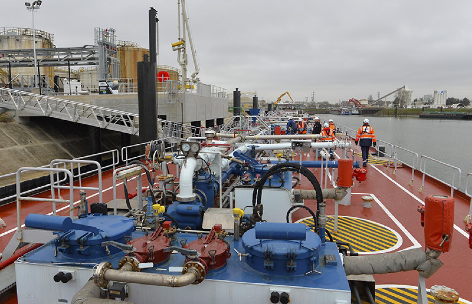 Barge en chargement à Gennevilliers pour la SOGEPP - Agrandir l'image, fenêtre modale