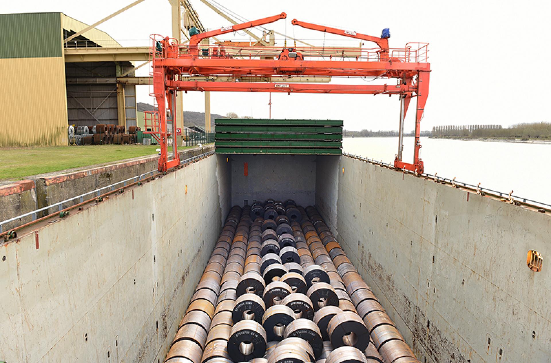 Bobines d'acier dans la cale d'un navire au quai de Saint Wandrille - Agrandir l'image, fenêtre modale